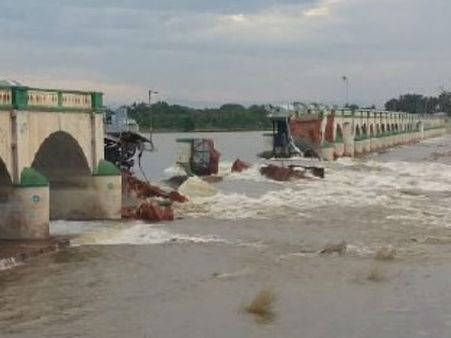 முக்கொம்பு மேலணையில் மேலும் சில மதகுகள் உடையும் ஆபத்து.. தலைமை பொறியாளர் ஆய்வு.. போலீசார் குவிப்பு