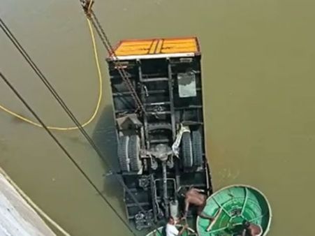 நாமக்கல் காவிரியாற்றில் கவிழ்ந்த லாரி.. இருக்கையில் அமர்ந்தபடியே இறந்த டிரைவர்!