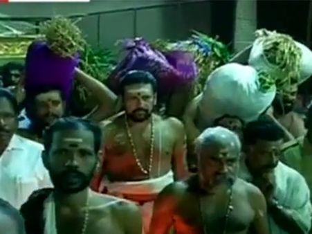 பெருமழை வெள்ளத்திற்கு இடையே கேரளா கோவில்களில் நிறை புத்தரிசி பூஜை 