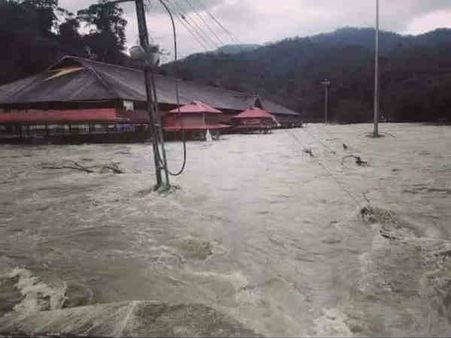 சபரிமலை அய்யப்பன் கோவில் மண்டபத்துக்குள் ஆர்ப்பரித்து செல்லும் வெள்ளம்: பீதியை கிளப்பும் வீடியோ