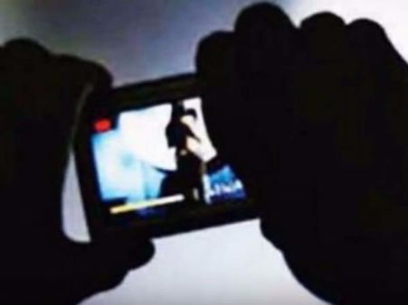 1000 சிறுவர்களின் ஆபாசப் படம் வைத்திருந்த இந்தியரை 10 ஆண்டுகள் கண்காணிக்க உத்தரவு