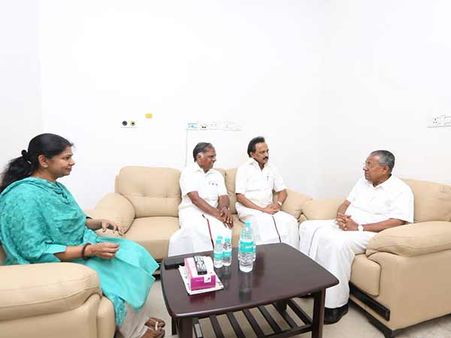 திமுக தலைவர் கருணாநிதியின் உடல்நிலை குறித்து காவேரி மருத்துவமனையில் விசாரித்தார் கேரள முதல்வர்!