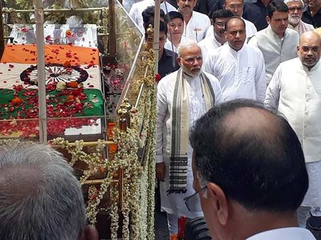 வாஜ்பாய் இறுதி ஊர்வலம்.. தொண்டர்களோடு தொண்டராக 4 கி.மீ. நடந்தே சென்ற மோடி!