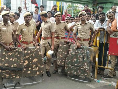 வஜ்ரா வாகனம், கண்ணீர் புகைக்குண்டு, துப்பாக்கி, லத்தியுடன் காவேரி மருத்துவமனையில் குவிந்த போலீசார்