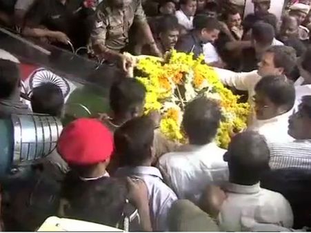 கருணாநிதி உடலுக்கு காங்கிரஸ் தலைவர் ராகுல் காந்தி அஞ்சலி!