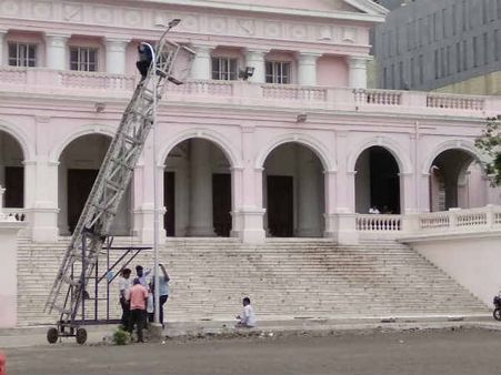 கருணாநிதி உடல் நாளை ராஜாஜி ஹாலில் நாளை பொதுமக்கள் அஞ்சலிக்காக வைக்கப்படுகிறது! மோடி வருகிறார்