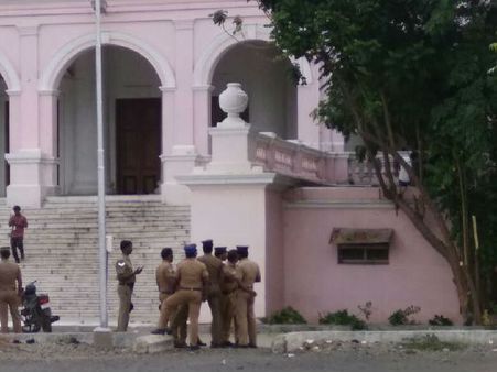 கருணாநிதி மறைவு.. ராஜாஜி ஹாலில் வந்து இறங்கிய மேடை அமைக்கும் உபகரணங்கள்