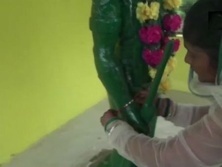 சிலைக்கு ராக்கி கட்டிய அக்கா... மறைந்தும் மனதில் வாழும் தம்பி!