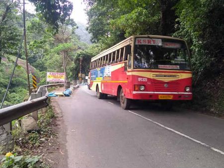 பெருமழையால் கேரளாவில் சாலைகள் பாதிப்பு - தமிழக சரக்கு வாகனங்களுக்குத் தடை