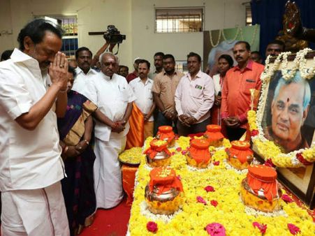 கமலாலயத்தில் வைக்கப்பட்டுள்ள வாஜ்பாய் அஸ்தி கலசத்துக்கு ஸ்டாலின் மரியாதை