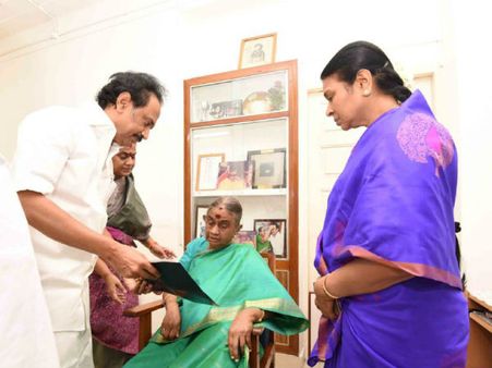 ஸ்டாலினுக்கும் துரைமுருகனுக்கும் விபூதி வைத்து ஆசி வழங்கிய தயாளு அம்மாள்!