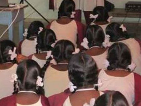 ஜாதி ரீதியாக மாணவர்களை பிரித்து அமரவைத்த பள்ளி தலைமை ஆசிரியை.. கடலூர் அருகே பரபரப்பு