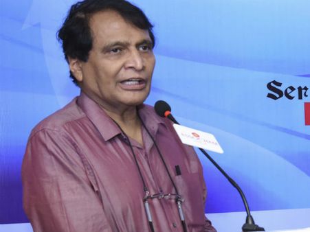 மக்களுக்காக பல போராட்டங்களை முன்னெடுத்தவர் கருணாநிதி.. மத்திய அமைச்சர் சுரேஷ் பிரபு புகழாரம்!