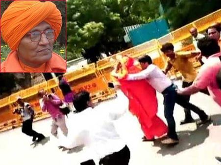 வாஜ்பாயிக்கு அஞ்சலி செலுத்த சென்ற சுவாமி அக்னிவேஷ் மீது 2-வது முறையாக தாக்குதல்