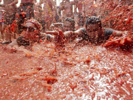 செக்கச் சிவந்த வானம்.. அட இங்க பாருங்க ஸ்பெயினே செவந்து போயிருச்சு!