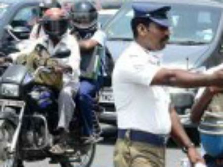 குடிகாரர்களிடம் கவனமாக டீல் பண்ண வேண்டும்.. போலீஸுக்கு வந்த இக்கட்டான நிலையை பாருங்க!