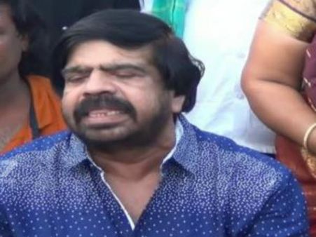 திருவையாறு காவிரி கரையில்.. டிரம்ஸ் ஒலிக்க.. பாட்டு பாடி வழிபட்ட டி.ராஜேந்தர்!