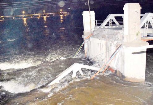 93 வயதான கொள்ளிடம் பழைய பாலம் பராமரிப்பின்றி போயிற்றே... மக்கள் குமுறல்