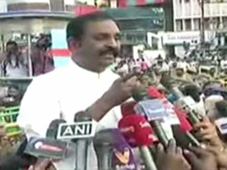 வாஜ்பாய்க்காக.. இந்தியாவே எழுந்து நின்று அழுகிறது.. வைரமுத்து வேதனை