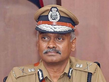 மாணவர்களின் அட்டகாசத்தால் மாநில கல்லூரிக்கு கெட்டப்பெயர்.. கல்லூரிக்கு சென்று கமிஷனர் அட்வைஸ்!