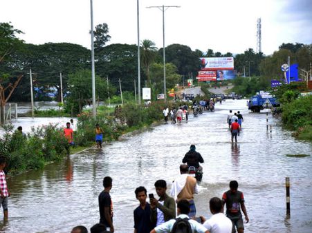 வரலாற்றில் முதல் முறை.. கபினி அணையில் திறக்கப்பட்ட தண்ணீரால் மைசூர்-ஊட்டி சாலையில் வெள்ளம்