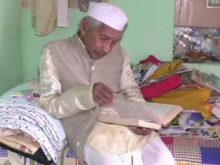 குவார்ட்டர்லிக்குக் கூட மூக்கால் அழும் பசங்களா.. இந்த தாத்தாவைப் பார்த்து கத்துக்கங்க!