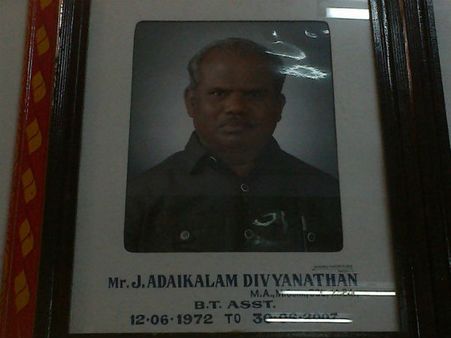 வெளிச்சம் தந்த வெள்ளை நிலா.. ஆசிரியைக்கு ஒரு மாணவரின் கவிதைப் புகழஞ்சலி!