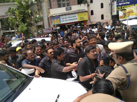 தவறுகளை தட்டிக்கேட்கும் தைரியசாலி.. தலைமைக்கு ஏற்ற புத்திசாலி.. அழகிரியை கொண்டாடும் ஆதரவாளர்கள்!! 