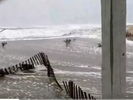 அமெரிக்காவை தாக்க தொடங்கியது ஃபுளோரன்ஸ் புயல்.. 14 லட்சம் பேர் வெளியேற்றம்.. அதிர்ச்சி வீடியோக்கள்!