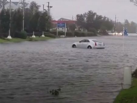 கரையை கடந்தது ஃபுளோரன்ஸ் புயல்: சுனாமி போல் எழுந்த அலைகள்.. 5 பேர் பலி.. நெருக்கடி நிலை அறிவிப்பு!