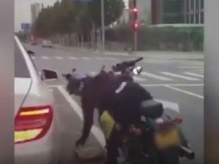 ஒரு நறுக் செயல்.. அதற்கு சுருக் பதில் கொடுத்த பெண்... கலகல வீடியோ!