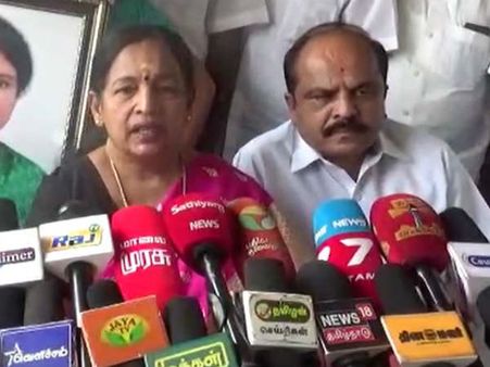 முட்டி போட்டு ஆட்சியை பிடித்த ஒரே முதல்வர் எடப்பாடி பழனிச்சாமி - சிஆர் சரஸ்வதி பேட்டி