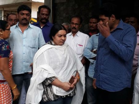 ராஜாவை நீக்கியது சரி!... மறுபடியும் எப்போது சேர்ப்பார் தீபா? இதே வேலையா போச்சு!