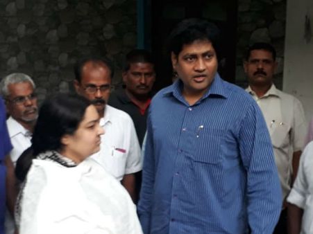 நடு ரோட்டில் நின்று தீபா- மாதவன்- ராஜா சண்டை.. ஊரே வேடிக்கை.. நாறி போனது சிவஞானம் தெரு !