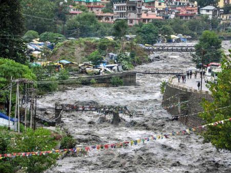 ஹிமாச்சல் பிரதேசத்தை மிரட்டும் கனமழை.. வெள்ளம்.. சுற்றுலா சென்ற தமிழக மாணவர்கள் ஆசிரியர்கள் தவிப்பு!