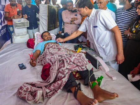 காலவரையற்ற உண்ணாவிரதம் இருக்கும் ஹர்திக் பட்டேல்.. உடல்நிலை மோசமாவதால் குஜராத் அரசு கவலை