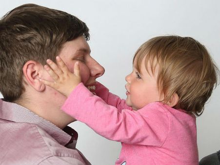 மார்பகத்தை அகற்றும் ஆண்.. கருவறையில் சுரந்த தாய்மை.. இங்கிலாந்தில் ஒரு வினோதம்