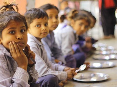 ஒரு வேளை சாப்பாட்டுக்கு கூட கஷ்டப்பட்டு வரும் குழந்தைகளுக்கு உதவுங்கள்!
