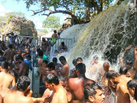 ஒகனேக்கலில் ஓஹோன்னு கூட்டம்.. குளிக்கத்தான்.. 2 மாத தடை நீங்கியதால் உற்சாகம்!