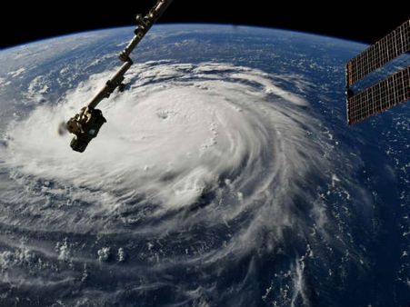 சுனாமி போன்ற அலை.. உலக வரலாற்றில் இல்லாத வேகம்.. அமெரிக்காவை தாக்கும் ஃபுளோரன்ஸ் புயல்!