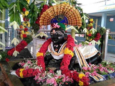 கிருஷ்ண ஜெயந்தி நாளில் கிருஷ்ணர் பாதம் கோலம் போடுவது ஏன் தெரியுமா?