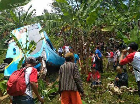 இந்தோனேசியாவில் 98 அடி ஆழத்தில் விழுந்த பேருந்து.. 21 பேர் பலி.. 9 பேர் காயம்