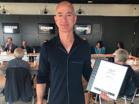 உலகின் நம்பர் 1 பணக்காரர் ஜெப்பெசோஸ்.. அலுவலகத்திற்கு பைஜாமாவில் வந்தது ஏன்?.. உருக்கமான காரணம்!