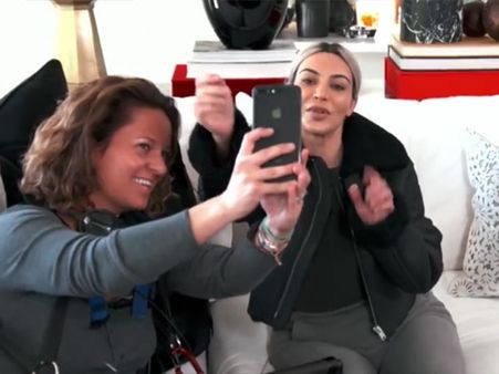 தானே எடுத்துக் கொள்வதுதானே செல்ஃபி... ஏ புள்ள என்ன நீ இப்படி செய்ற!