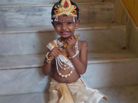 ஆயர்பாடி மாளிகையில் தாய் மடியில் கன்றினைப் போல்...!