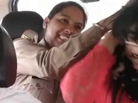 லவ் ஜிகாத்.. மருத்துவ மாணவியை சரமாரி தாக்கிய பெண் போலீஸ்.. வைரல் வீடியோ