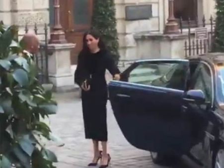 என்னது.. இளவரசி கார் கதவை திறந்து அவரே மூடினாரா.. இங்கிலாந்தில் ஒரே பரபரப்பு