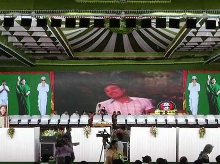 அழகிய தமிழ் மகள் இவள்.. எம்ஜிஆர் இருந்திருந்தா ஜெயக்குமார் கன்னத்தை கிள்ளிக் கொஞ்சிருப்பாரு!