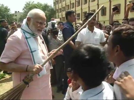 தூய்மை இந்தியா திட்டம் வரும் முன்பு, திறந்த வெளியில் மலம் கழித்தோம்.. மோடியிடம் நெகிழ்ந்த சேலம் பெண்