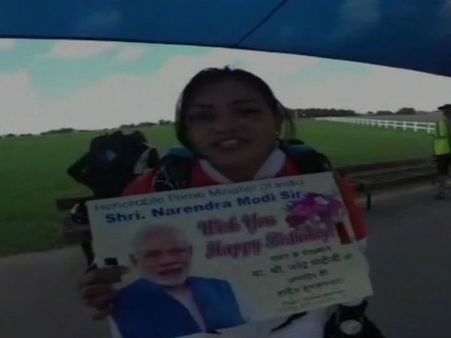 தலைகீழாகத்தான் குதிப்பேன்.. பிரதமர் மோடிக்காக 13,000 அடி உயரத்திலிருந்து குதித்த பெண்! -வீடியோ
